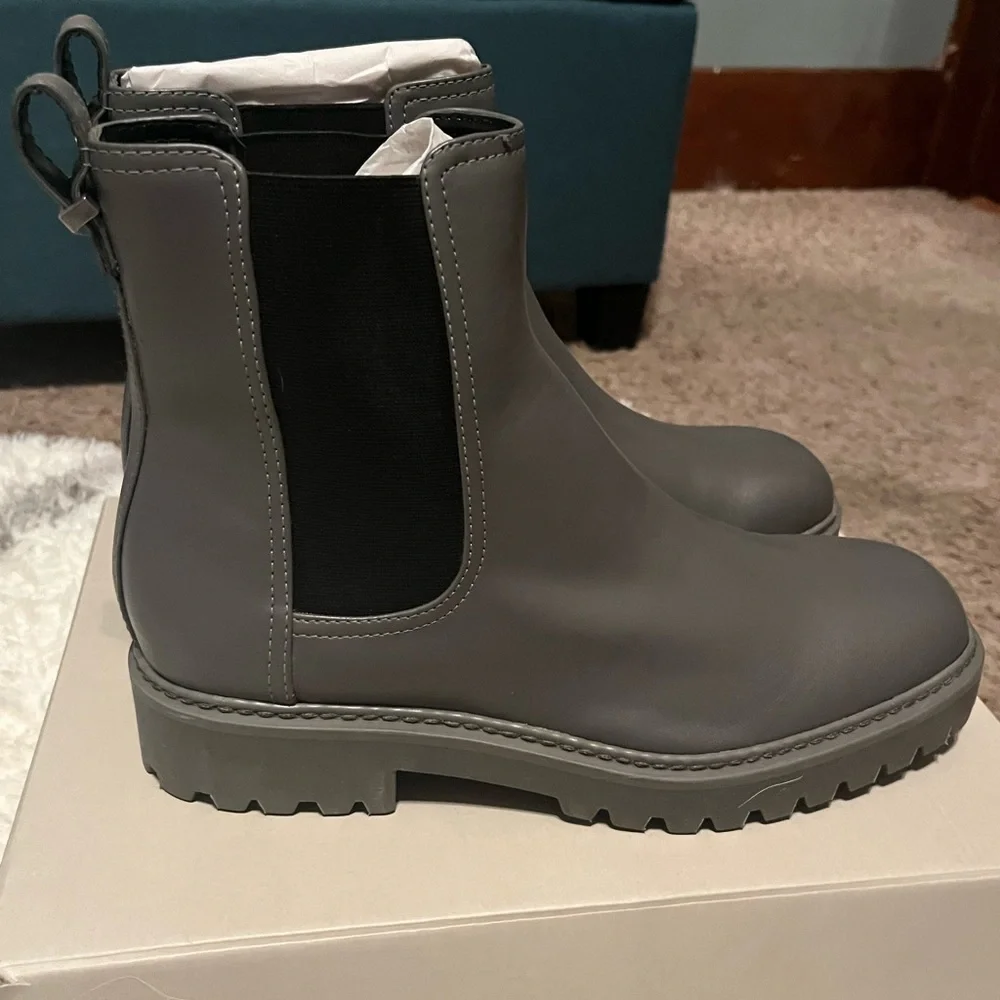 NWT Kenneth Cole Chelsea Boots